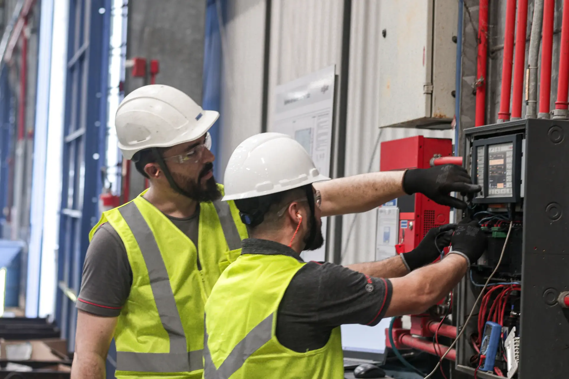Técnico Firecam instalando sistema de segurança eletrônica