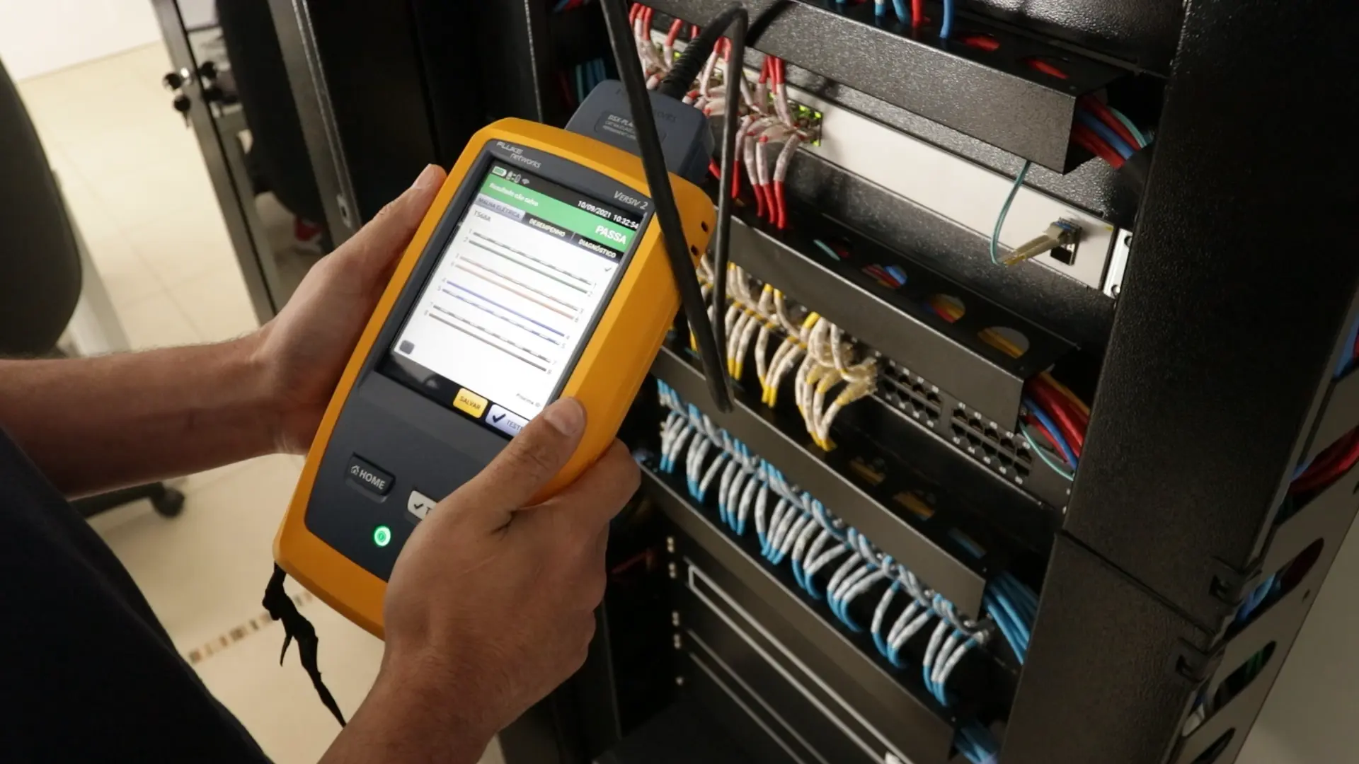 Certificação técnica de cabeamento estruturado com equipamento Fluke