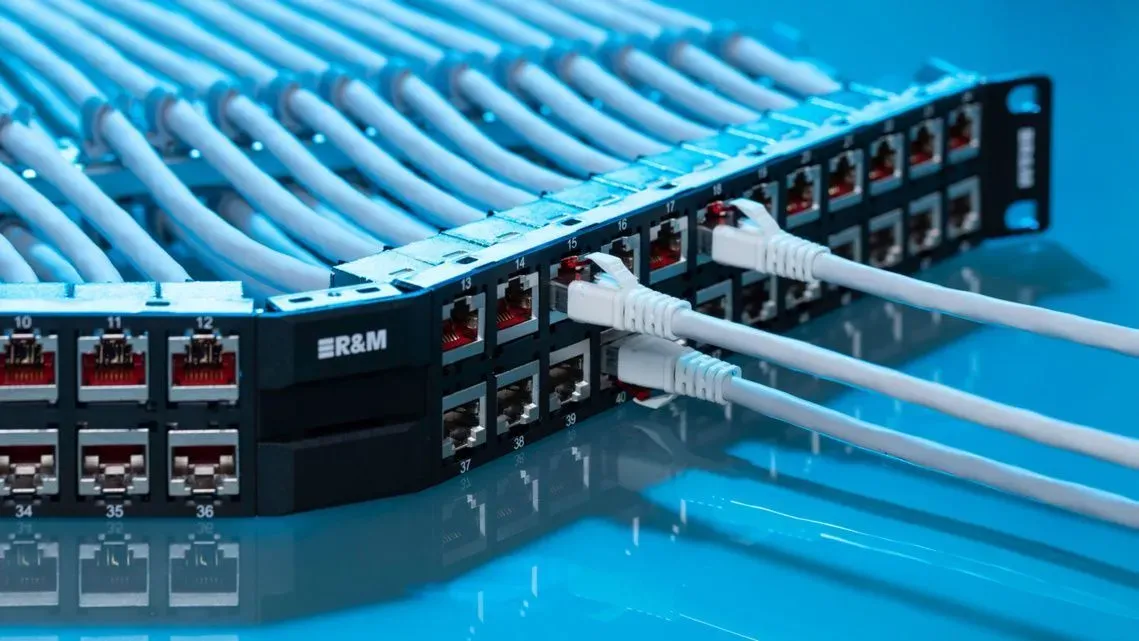 Organização de Patch Panel Pilter com cabeamento estruturado