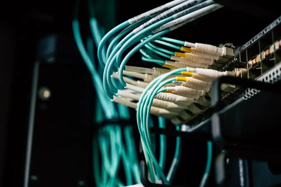 Montagem de rack de rede com patch panel organizado